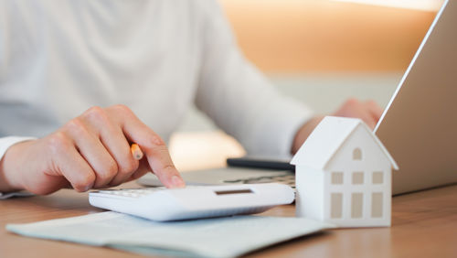 Bureau met rekenmachine en laptop Bureau met rekenmachine en laptop