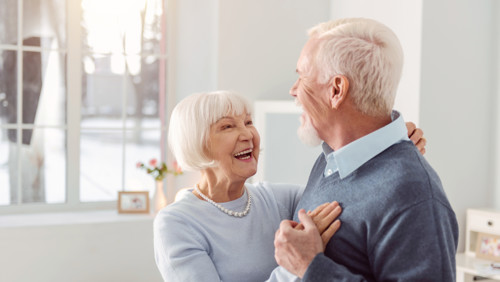 Man en vrouw dansen samen in de kamer Man en vrouw dansen samen in de kamer