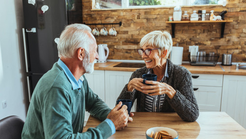 Echtpaar in gesprek met een kop koffie Echtpaar in gesprek met een kop koffie