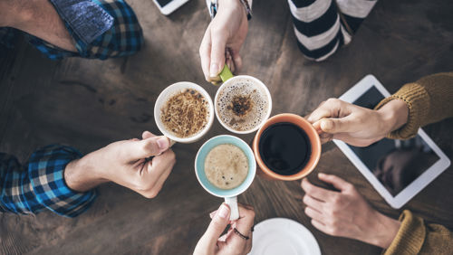 Tafel vol kopjes koffie Tafel vol kopjes koffie