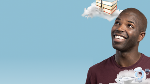 Man kijkt schuin omhoog om inspiratie op te doen Man kijkt schuin omhoog om inspiratie op te doen