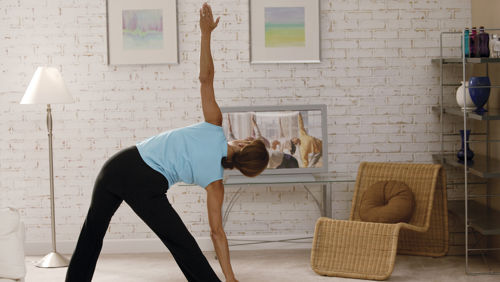 Vrouw sport in woonkamer  Vrouw sport in woonkamer