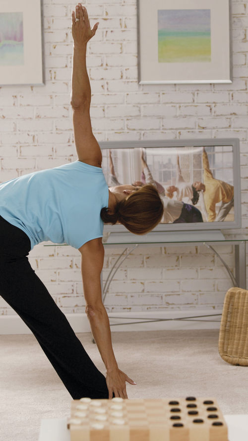 Vrouw sport in woonkamer Vrouw sport in woonkamer
