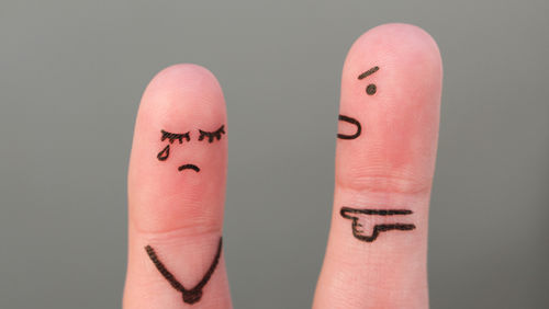 Tekening op vingers van 2 poppetjes, waarvan de ene boos is op de ander Tekening op vingers van 2 poppetjes, waarvan de ene boos is op de ander