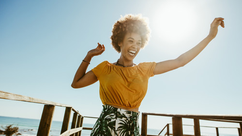 Vrouw lacht in de zon Vrouw lacht in de zon