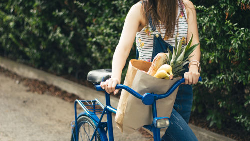 Vrouw met fiets en boodschappen  Vrouw met fiets en boodschappen